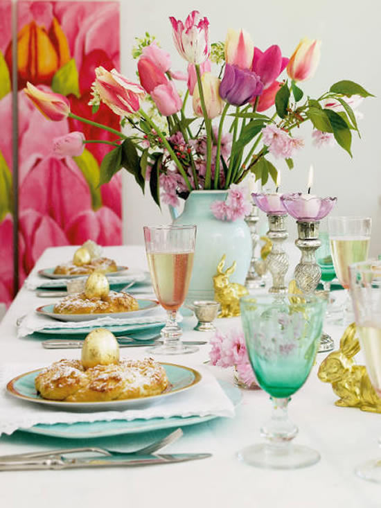 Décoration de Pâques avec des œufs colorés et des compositions florales sur la table