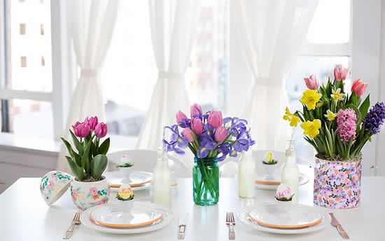 Arrangement de fleurs pour décorer la table de Pâques