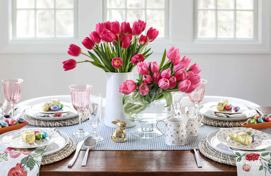 Arrangement de fleurs pour la décoration de table de Pâques