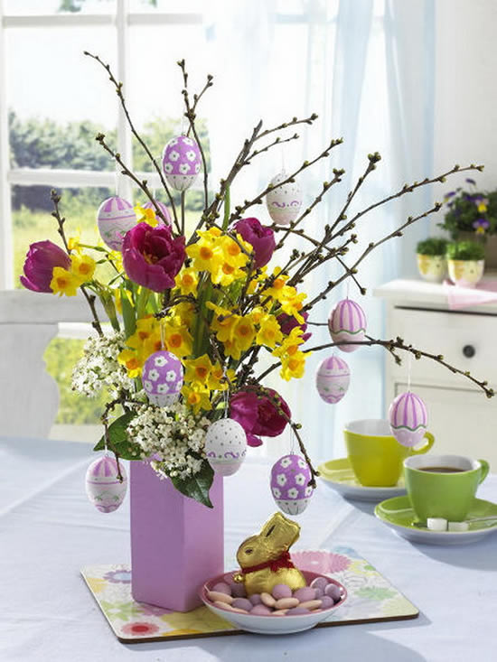 Décoration de Pâques avec des compositions florales sur la table