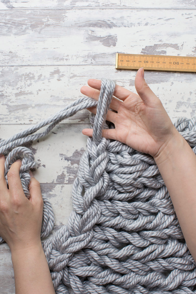 Couverture en grosse laine à tricoter au bras
