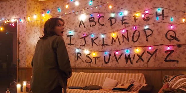 CHOSES ÉTRANGÈRES - Impossible de ne pas admirer la capacité de Joyce Byers à communiquer avec son fils Will, perdu dans le monde inversé.  D'où les lumières et l'alphabet peints sur le mur.  Elle n'a pas beaucoup suivi les tendances de la décoration, mais on ne peut pas dire qu'elle n'est pas fonctionnelle!