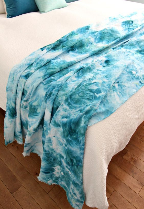 Couverture de style tie-dye réalisée avec la technique de teinture à la glace