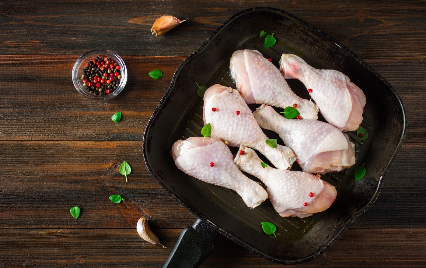 Cuisses de poulet cru dans une poêle sur une table en bois.  Ingrédients de viande pour la cuisson.  Vue de dessus.  Fermer.