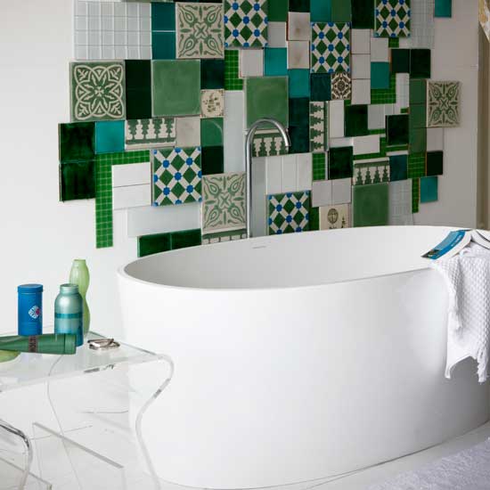 salle de bain en mosaïque verte et blanche