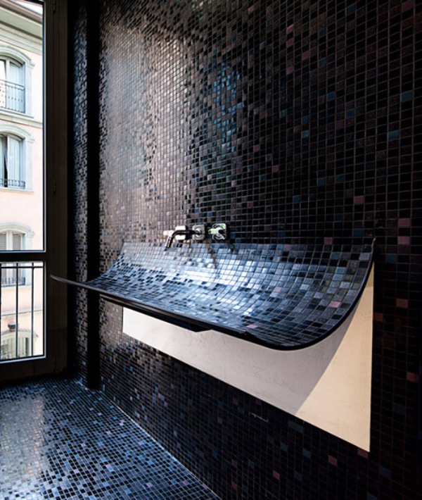 salle de bains en mosaïque incurvée de luxe noire