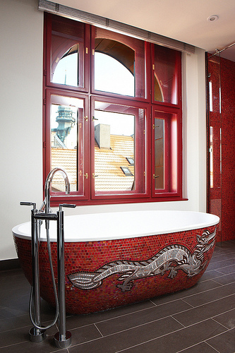salle de bain en mosaïque rouge avec baignoire carrelée