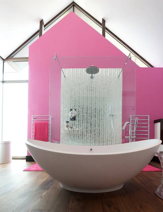 salle de bain rose avec mosaïque de verre argenté