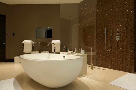 salle de bain en mosaïque avec baignoire îlot