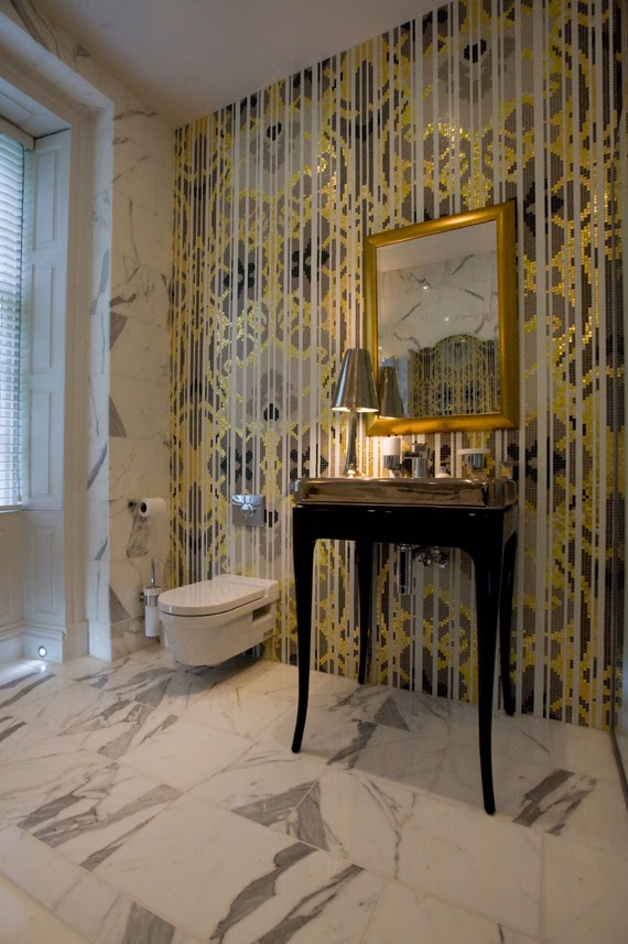 élégante salle de bains en mosaïque noire et blanche dorée