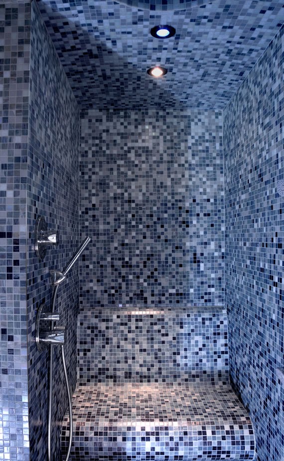 Salle de bains en mosaïque de carreaux bleus et blancs