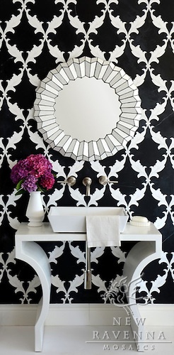 salle de bain en mosaïque noire et blanche