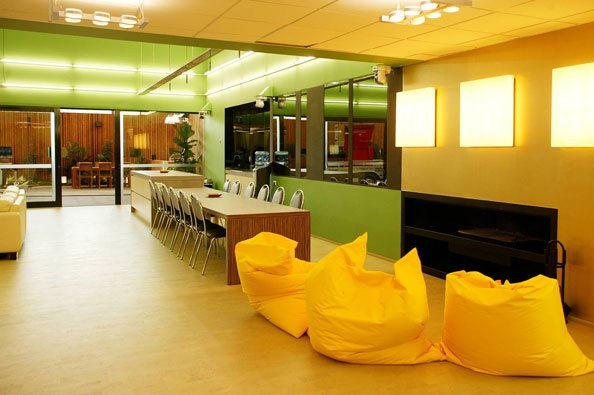 En 2007, la sixième édition du programme en Belgique a misé sur une décoration plus naturelle, utilisant des matériaux qui ressemblent au bambou et des couleurs agréables, comme le vert clair et le jaune.  La maison avait également un jardin à effet de serre interne