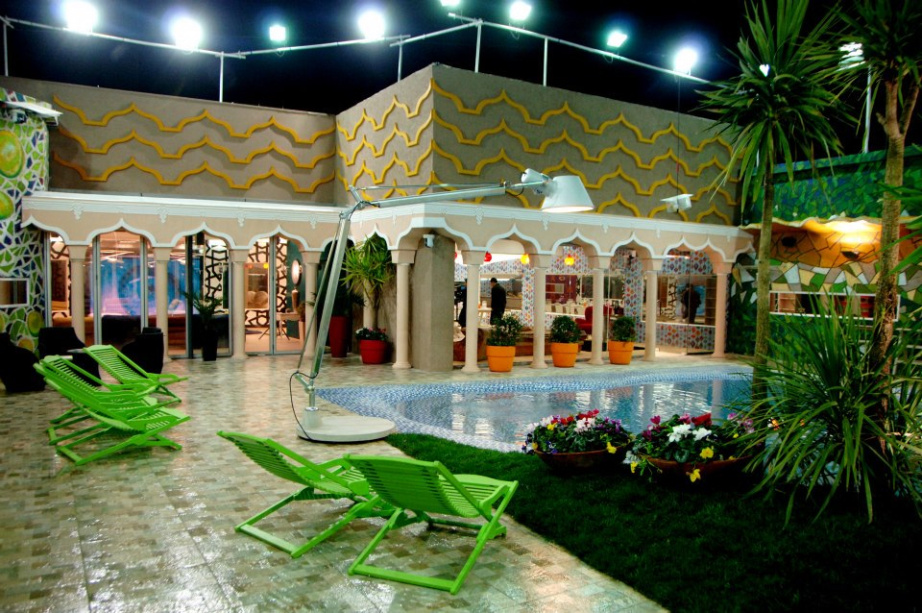 Au Big Brother 6 en Albanie, qui a eu lieu en 2013, la décoration a suivi un style rappelant les éléments indiens et, dans les chambres, misé sur des papiers peints en mosaïque.