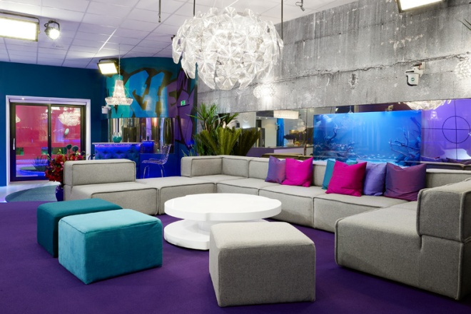 Dans Big Brother 5 en Suède, en 2011, la décoration de la maison était plus sobre et misait sur des couleurs comme le violet, le rose et le bleu