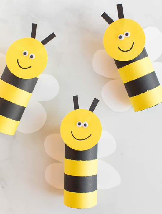 Petites abeilles avec des rouleaux de carton
