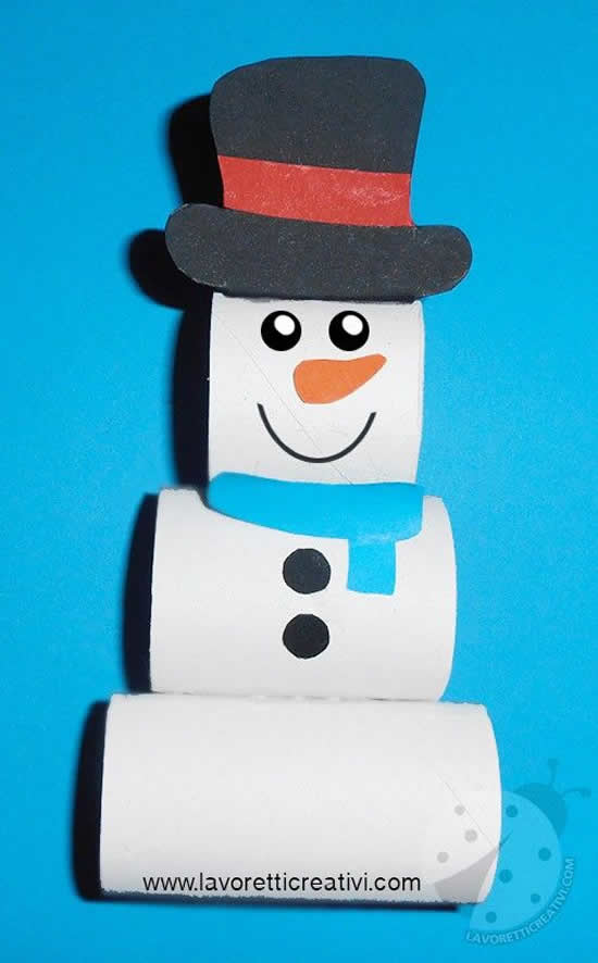 Bonhomme de neige avec des rouleaux de carton