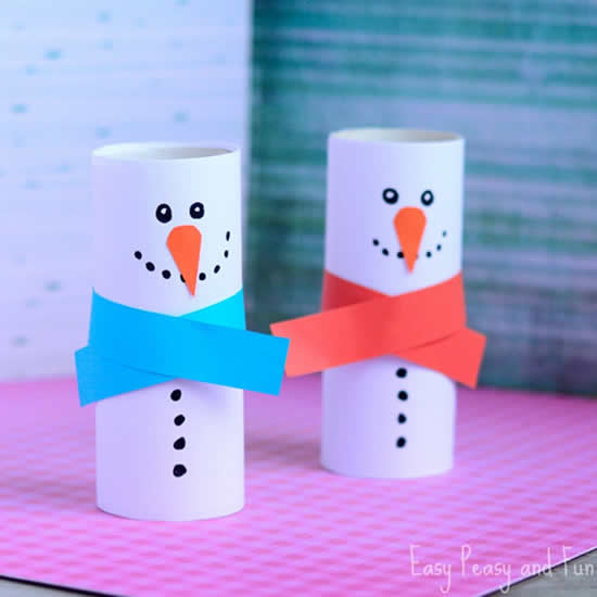 Bonhommes de neige avec des rouleaux de papier toilette