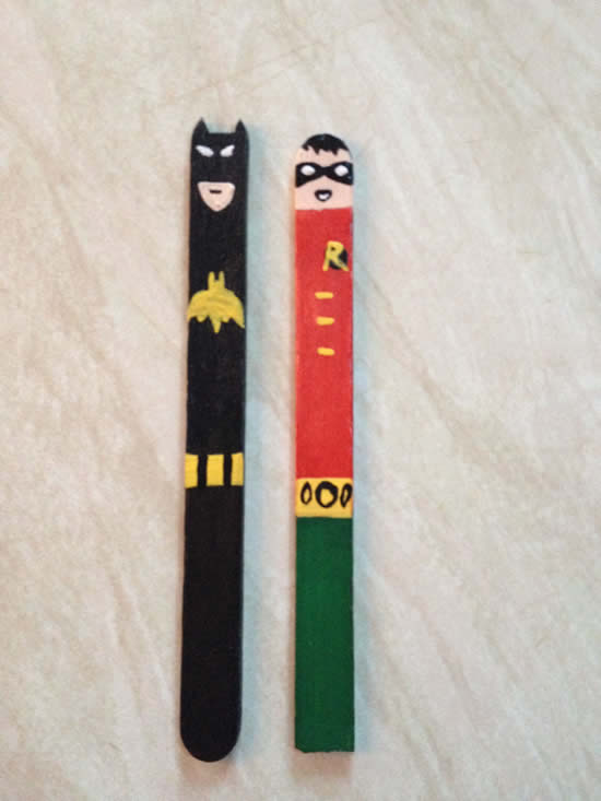 Super-héros avec des bâtons de popsicle