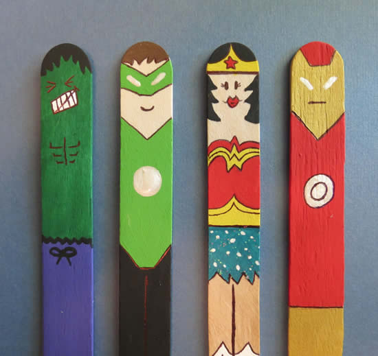 Super-héros avec des bâtons de popsicle