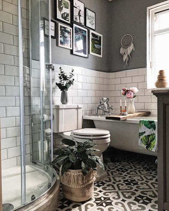 Carrelage de sol de salle de bain gris et blanc