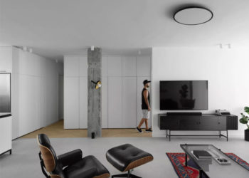 Accents aux couleurs vives dans un appartement minimaliste en Israël