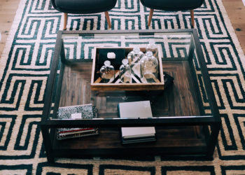 Nettoyez le tapis sur le plancher de bois franc