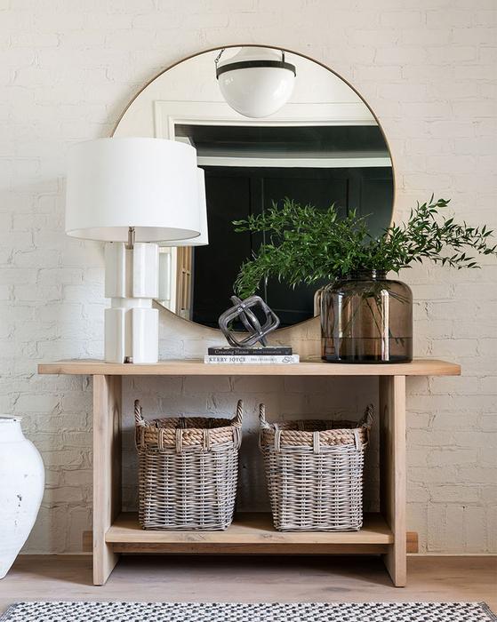 table d'entrée en bois clair avec miroir circulaire en laiton élégant minimalisme