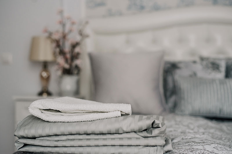 AdobeStock_239948125 Comment identifier les meilleures marques de literie de luxe pour votre maison