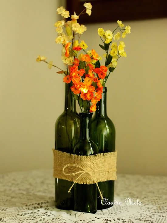 Beaux vases avec des bouteilles
