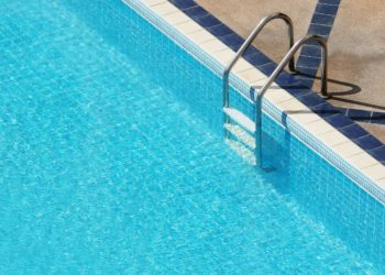 9 Meilleure échelle de piscine hors terre [Reviewed & Buyer’s Guide]