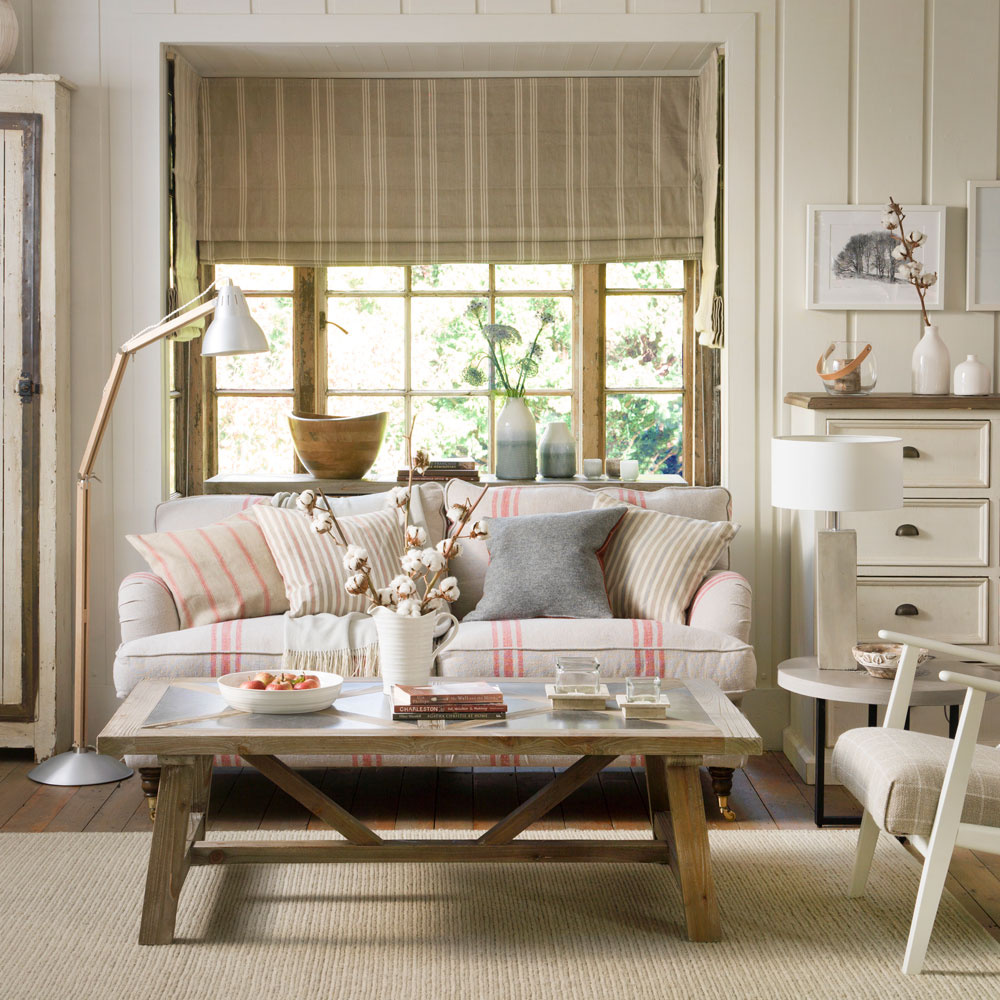 Vivre avec un canapé léger et des rayures rouges.  Table en bois.  Tapis beige.  Buffet en bois blanc