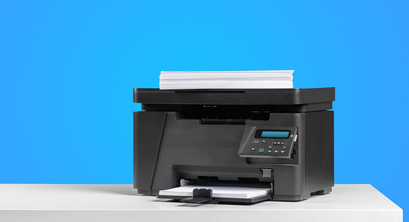 Machine de copieur d'imprimante sur un fond de couleur vive