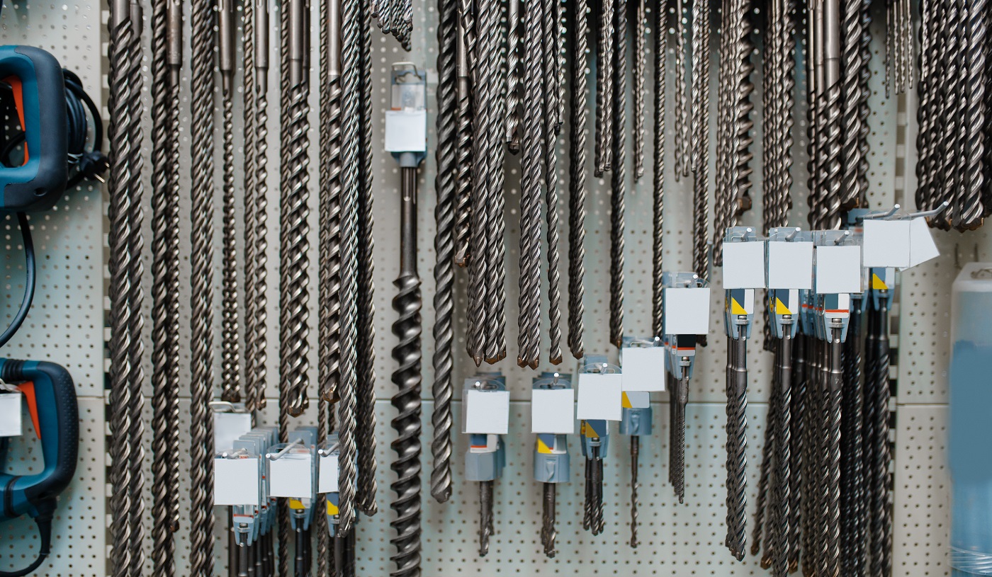 Vitrine avec des perceuses à béton dans le magasin d'outils en gros plan, personne.  Choix d'équipement en quincaillerie, instrument de forage en supermarché