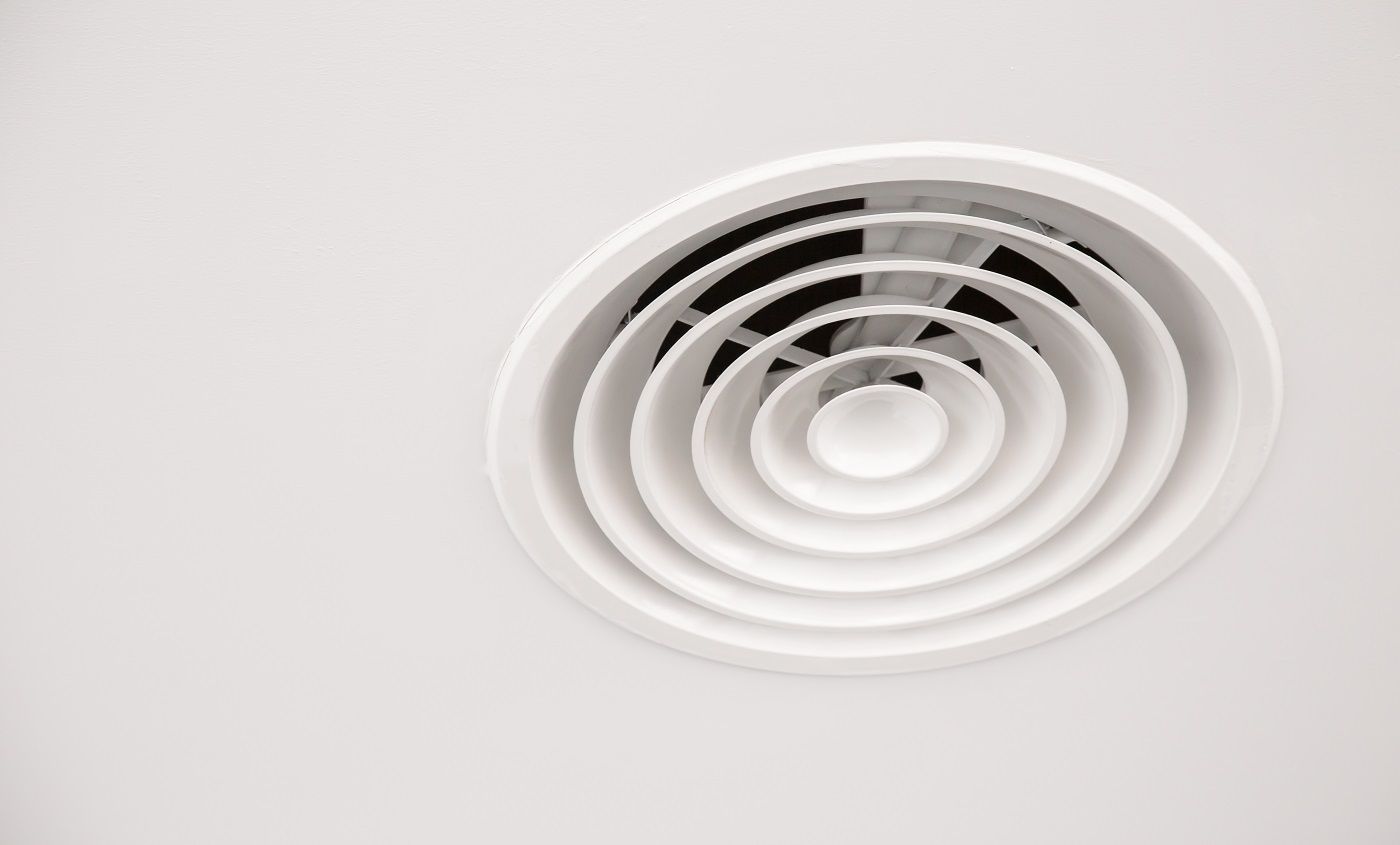 Conduit d'air de plafond blanc avec de la poussière dans la salle de bain, Danger pour la santé et cause de pneumonie chez les employés de bureau.