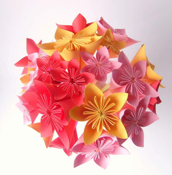 Ornement avec des fleurs en origami
