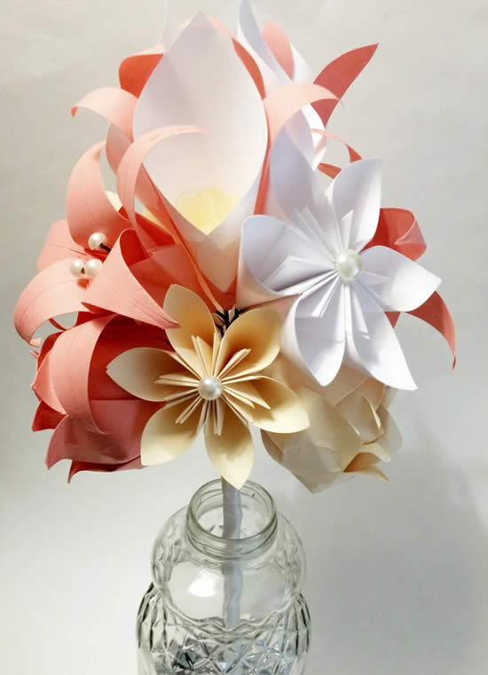 Ornement avec des fleurs en origami