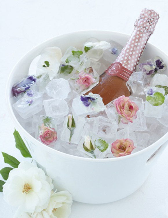 décoration de mariage avec de la glace décorée dans un seau à glace et du vin mousseux