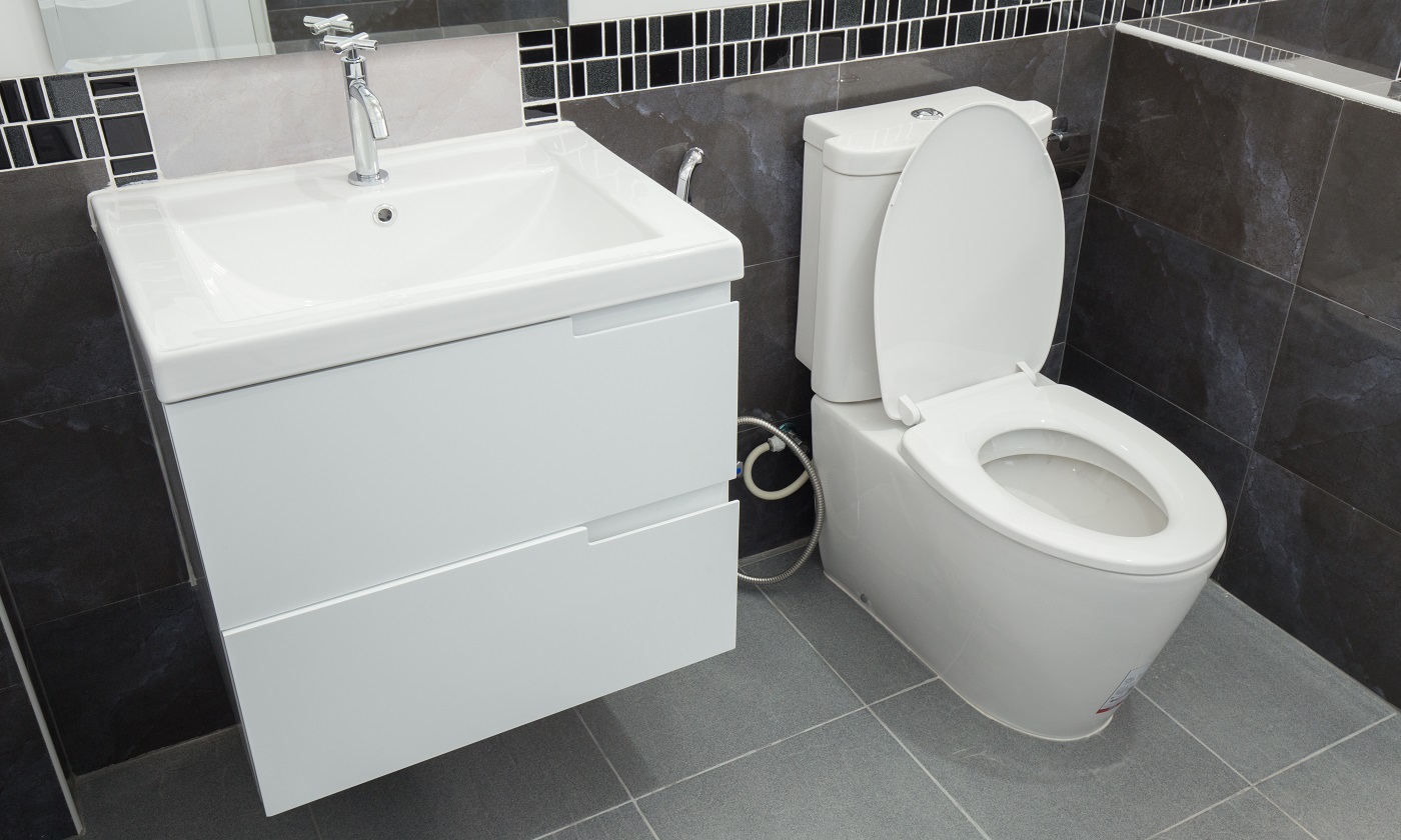 toilettes et salle de bain dans un style moderne dans la maison