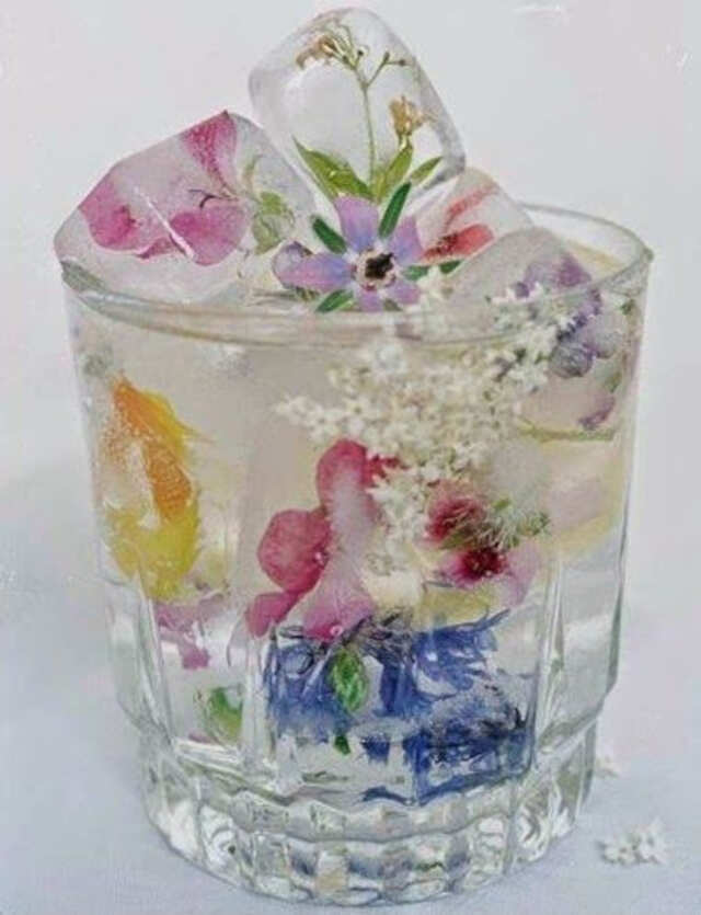 glace avec des fleurs et des fruits