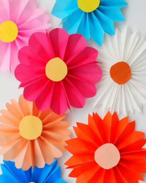 Fleurs en papier colorées pour la décoration de fête