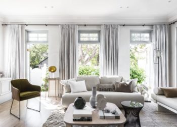 Un intérieur classique contemporain lumineux