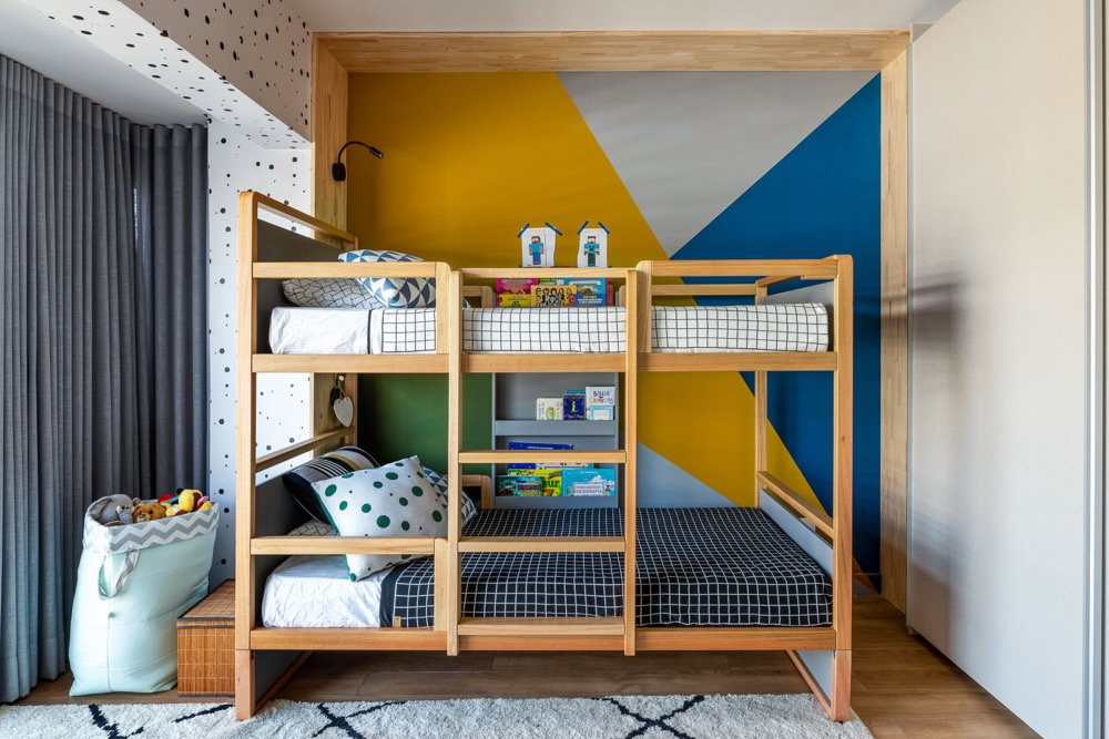 chambre d'enfant avec couchette murale colorée