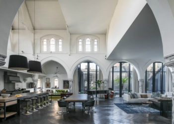 Église gothique transformée en maison de quatre chambres