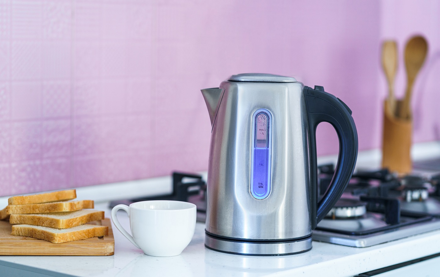Utiliser une bouilloire électrique pour préparer du thé à la maison dans la cuisine