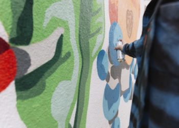 Comment enlever la peinture en aérosol du béton [7 Methods + Guide]