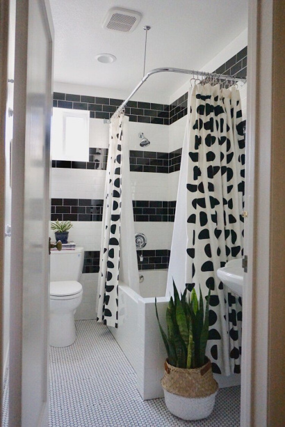 Vous cherchez un effet dramatique pour n'importe quelle pièce de votre maison ?  Le motif à rayures noires et blanches était amusant dans cette salle de bain !  Le rideau de douche rempli de design rehausse le style géométrique vigoureux.
