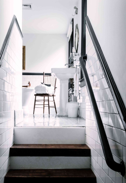 Avez-vous pensé à inclure le revêtement de sol sur les escaliers d'entrée de votre maison ou de n'importe quelle pièce?  La finition noire et la main courante s'adaptent très bien au design.