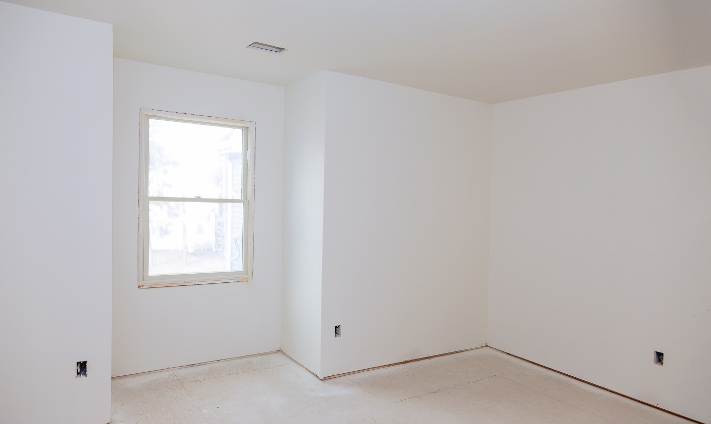 Construction intérieure du logement de l'appartement vide avec le mur blanc