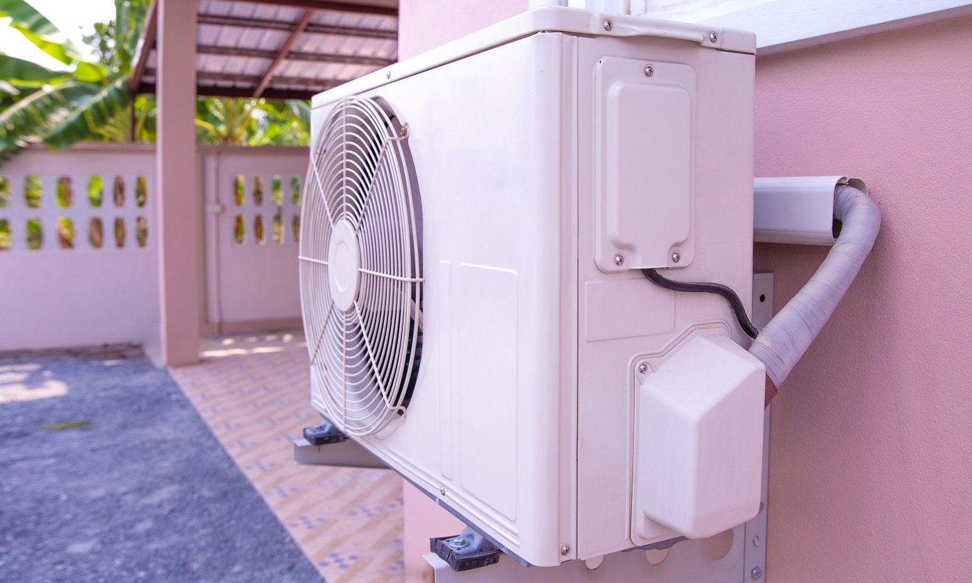 Groupe compresseur pour climatiseur mural installé à l'extérieur du bâtiment concepts de services de chauffage et de refroidissement.